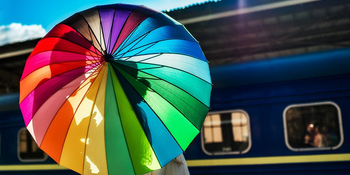 Что взять с собой в ЗАГС: Яркий радужный зонт на свадьбу